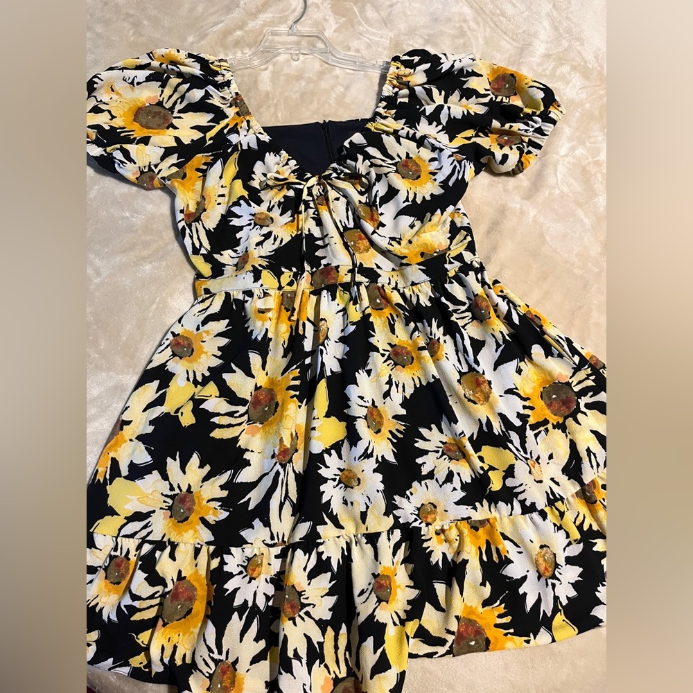 Super cute daisy print summer dress!